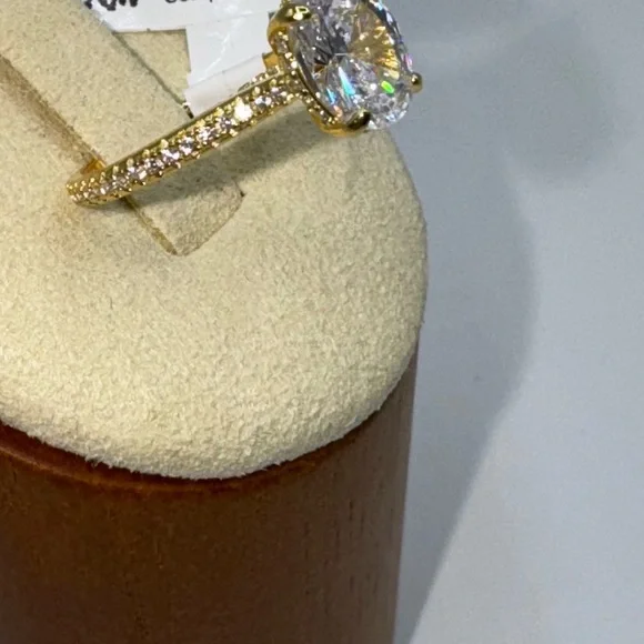 18k 1.5ct Oval Ring - Picture 10 of 11